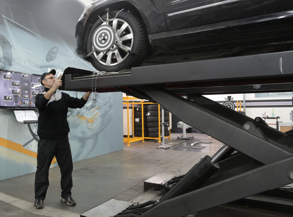 competences techniques pour la reparation resize Garage automobile à Pont l'Abbé d'Arnoult